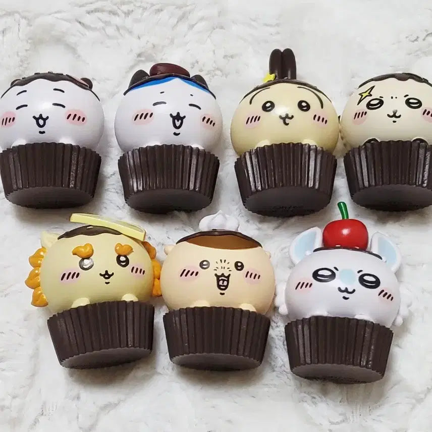 [BUNJANG] Chiikawa Cupcake Figure Desktop Bundle Set 7 Types (Usagi, Momonga, Rakko, Hachware) / 치이카와 컵케이크 피규어 데스크탑 일괄 7종 우사기 모몽가 랏코 하치와레