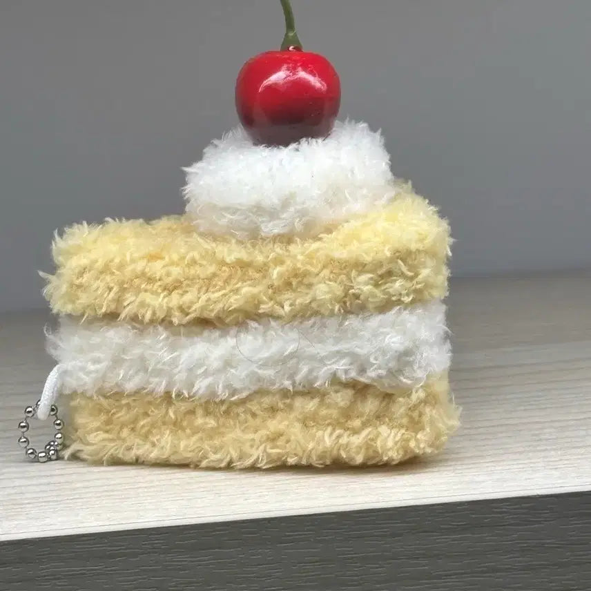 [BUNJANG] Cherry Vanilla Shortcake Fuwa Fuwa Plush Keychain / 체리 바닐라 쇼트 케이크 가챠 후와후와 누이 인형 키링