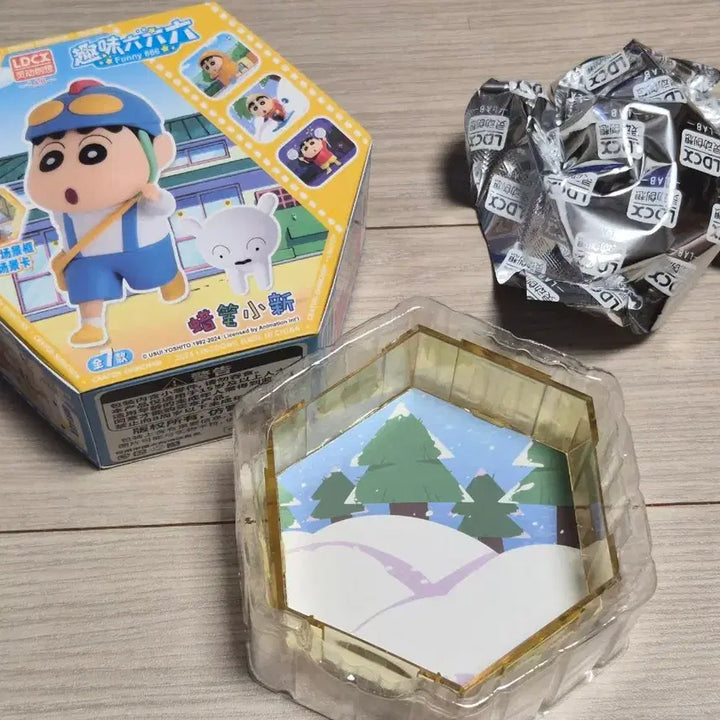 [BUNJANG] LDCX Crayon Shin-chan Hexagonal Case Figure (Skier) / LDCX 짱구 육각형 케이스 피규어 스키