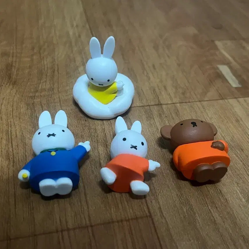 [BUNJANG] Miffy Point at Gacha 4-Piece Bundle Set / 미피 point at(포인트엣) 가챠 4종 일괄