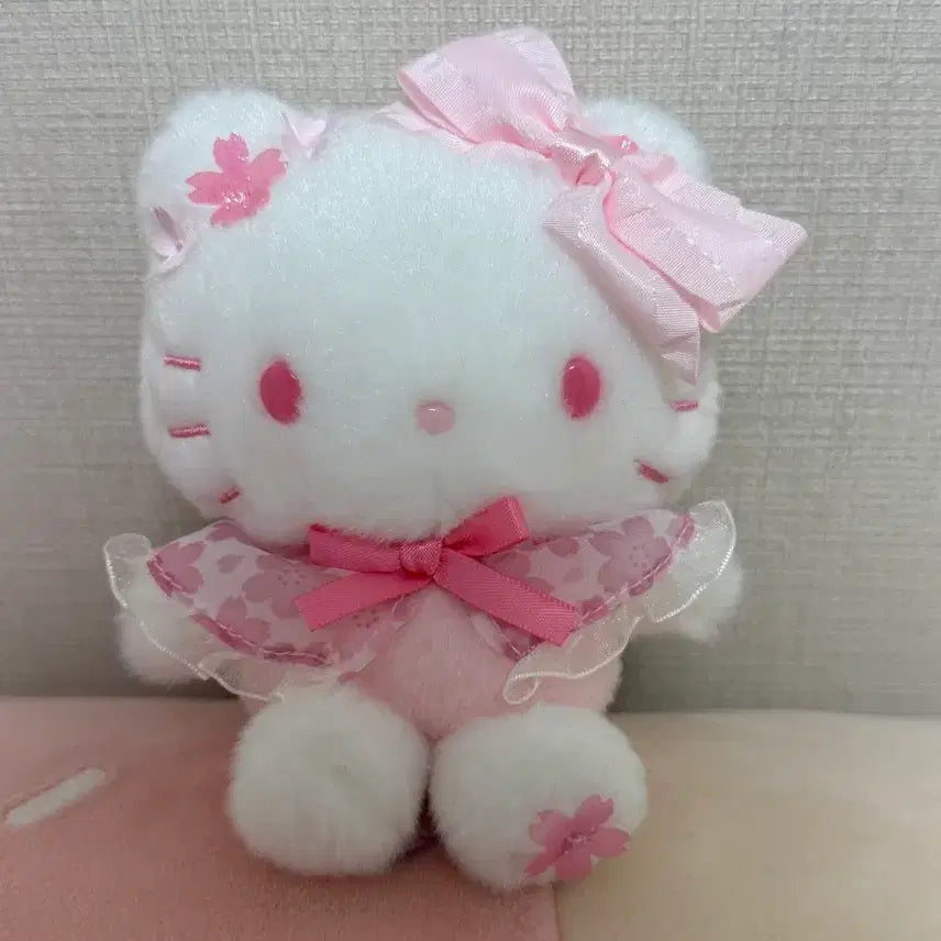 [BUNJANG] Hello Kitty Sakura Mascot Doll / 헬로키티 사쿠라 벚꽃 마스코트 인형