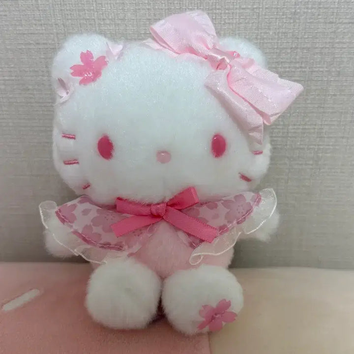 [BUNJANG] Hello Kitty Sakura Mascot Doll / 헬로키티 사쿠라 벚꽃 마스코트 인형