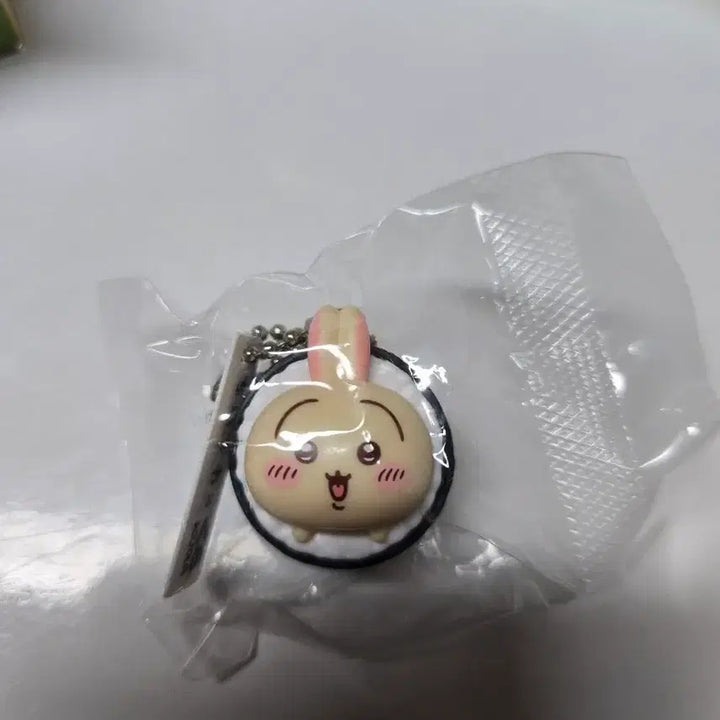 [BUNJANG] Chiikawa Usagi Figure &amp; Can Badge Bundle / 치이카와 쿠라스시 콜라보 우사기 피규어 캔뱃지