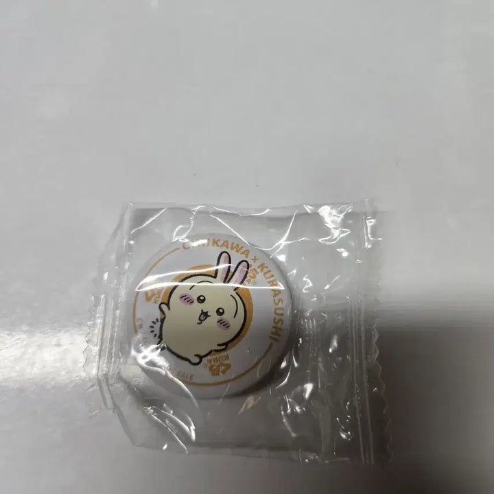 [BUNJANG] Chiikawa Usagi Figure &amp; Can Badge Bundle / 치이카와 쿠라스시 콜라보 우사기 피규어 캔뱃지