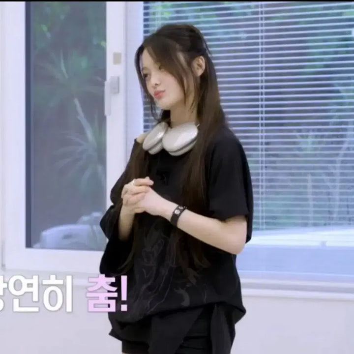 [BUNJANG] Iroha Black Graphic Unbalanced Eyelet Top / 쏜지크 Black Graphic Unbalanced 아일릿 이로하 손민수