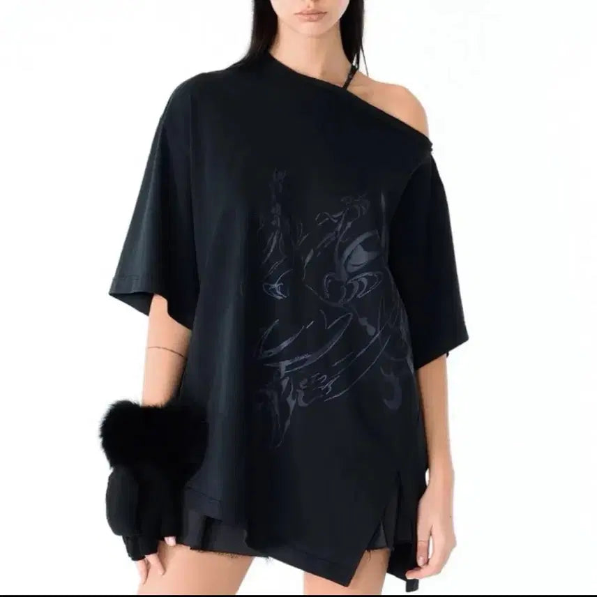[BUNJANG] Iroha Black Graphic Unbalanced Eyelet Top / 쏜지크 Black Graphic Unbalanced 아일릿 이로하 손민수