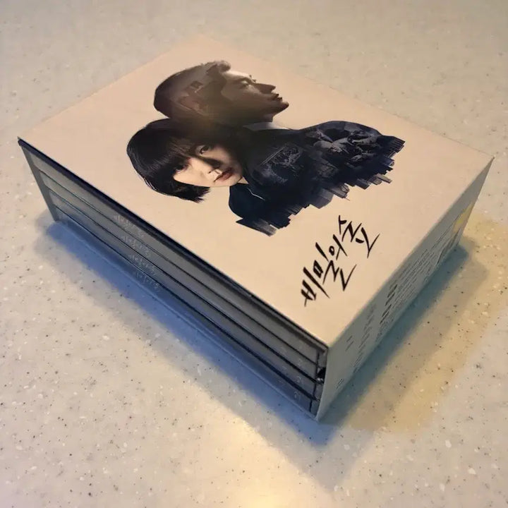 [BUNJANG] Stranger Season 1 Blu-ray (Standard Edition with Script Book) / [블루레이] 드라마 비밀의 숲 1 블루레이 (일반판, 대본집 추가)