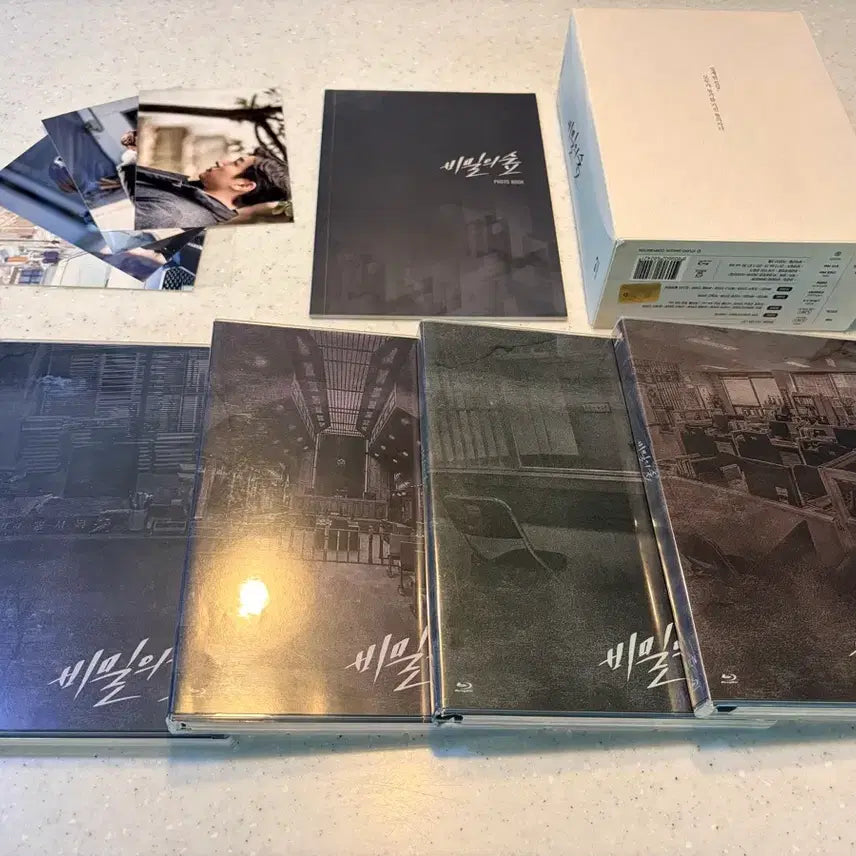 [BUNJANG] Stranger Season 1 Blu-ray (Standard Edition with Script Book) / [블루레이] 드라마 비밀의 숲 1 블루레이 (일반판, 대본집 추가)