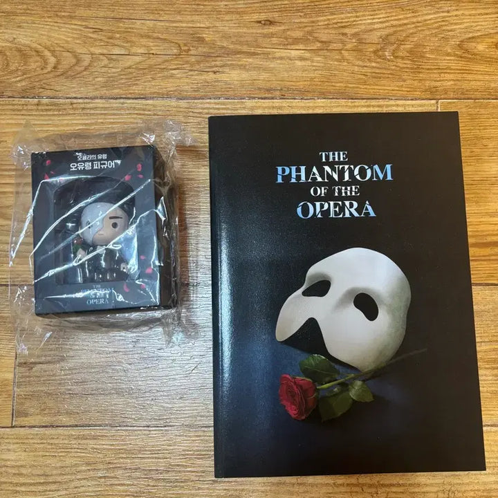 [BUNJANG] The Phantom of the Opera Mini Figure (Sealed) &amp; Program Book Bundle Set / 오페라의 유령 미니 피규어(미개봉)&amp; 프로그램 북 일괄판매
