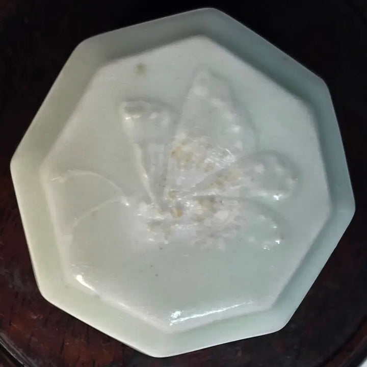 [BUNJANG] Blue and White Porcelain Octagonal Cosmetic Box / 청백자양각접문팔각화장기