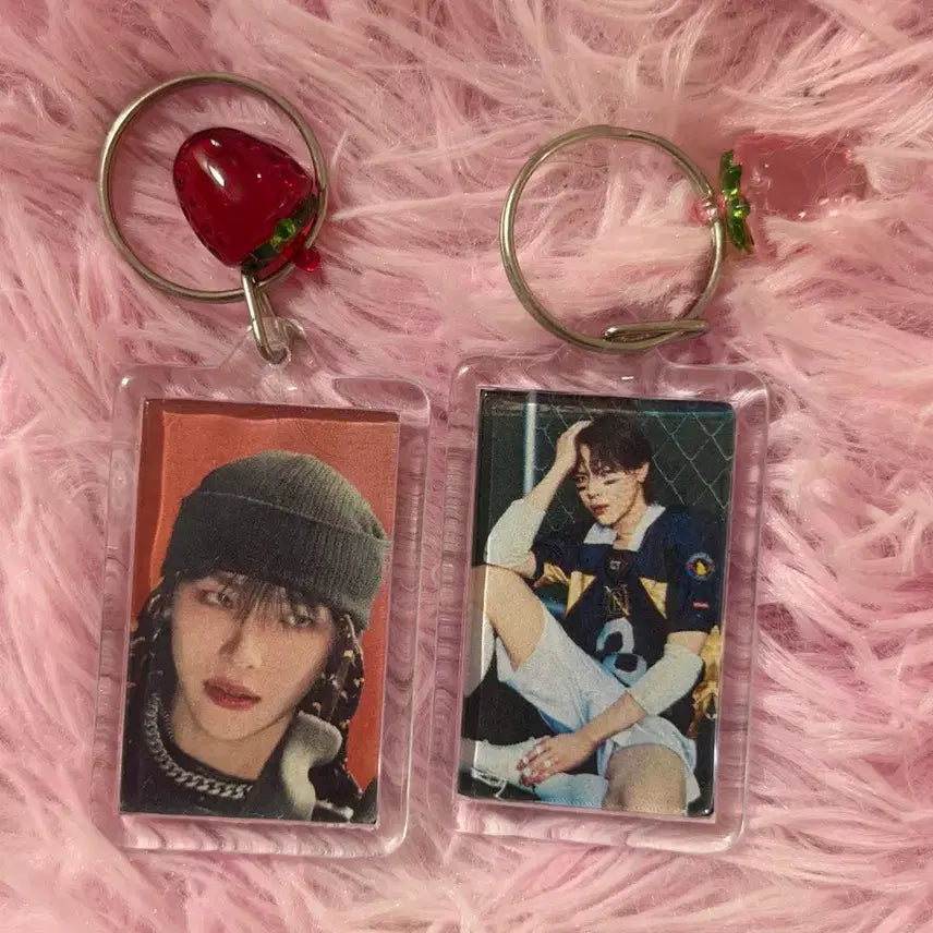 [BUNJANG] Nicholas &amp;Team 2024 Birthday Cafe Acrylic Keychain / 니콜라스 아크릴 딸기 키링 한여름의 정차 2024 생일카페 생카 굿즈 앤팀