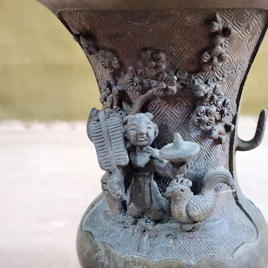 [BUNJANG] Bronze Vase with Raised Child Motifs / 입체형 동자문양 출중한 청동화병