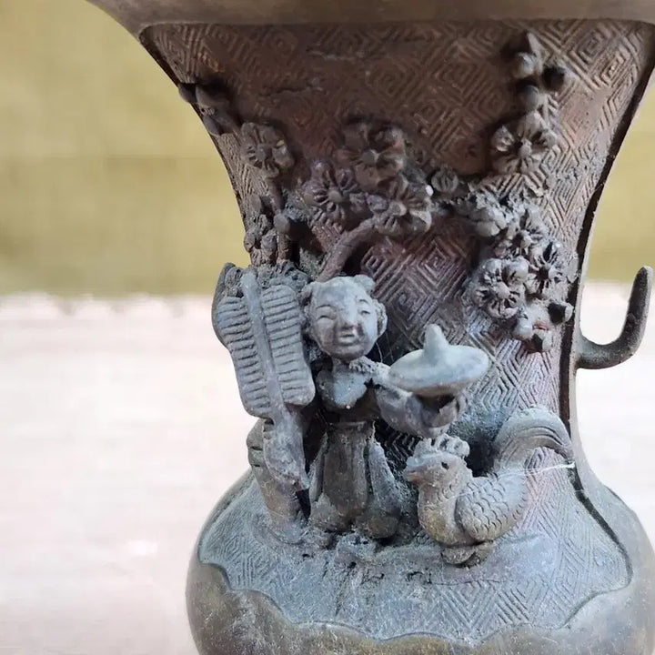[BUNJANG] Bronze Vase with Raised Child Motifs / 입체형 동자문양 출중한 청동화병