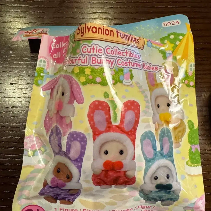 [BUNJANG] Sylvanian Families 40th Anniversary Colorful Rabbit Red / 실바니안 40주년 컬러풀토끼 레드 빨강 (겉비닐만 개봉한 새상품)