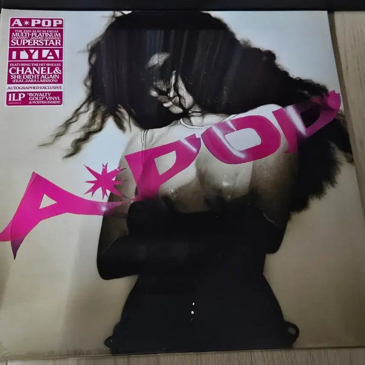[BUNJANG] Tyla A*POP Autographed Gold LP / [미개봉] 타일라 Tyla A*POP 친필싸인 LP