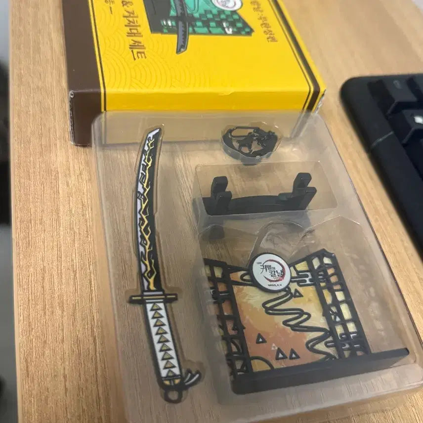 [BUNJANG] Demon Slayer Zenitsu Mamstouch Knife Keychain Stand / 젠이츠 맘스터치 칼날 열쇠고리 거치대 귀멸의칼날