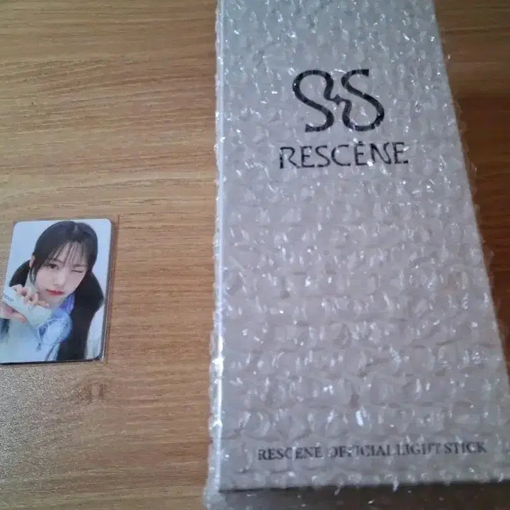 [BUNJANG] RESCENE Official Unsealed Lightstick + 5 Photocard Bundle / 리센느 공식 미개봉 응원봉 +5명 리센느 응원봉 포카
