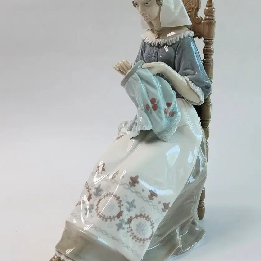 [BUNJANG] Lladró Embroiderer Figurine (Large, 28cm, Discontinued) / [단종/초민트급] 스페인 명품 야드로 &
