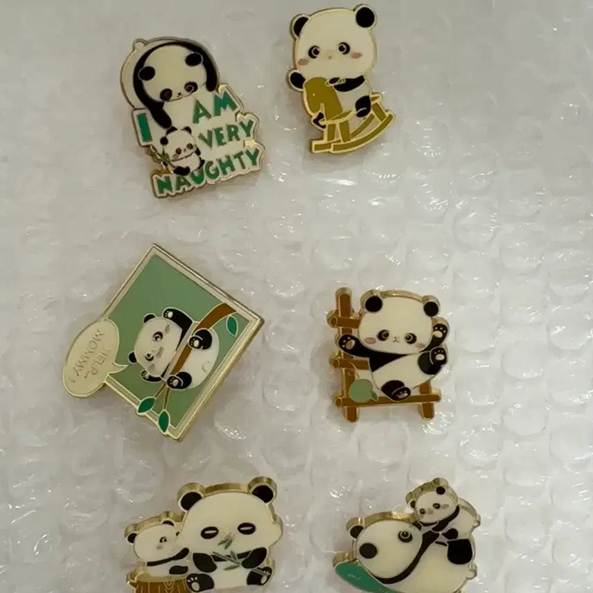 [BUNJANG] Fubao Mom &amp; Baby Enamel Pin Set / 에버랜드 푸바오 맘앤베이비 단종 뱃지 일괄판매