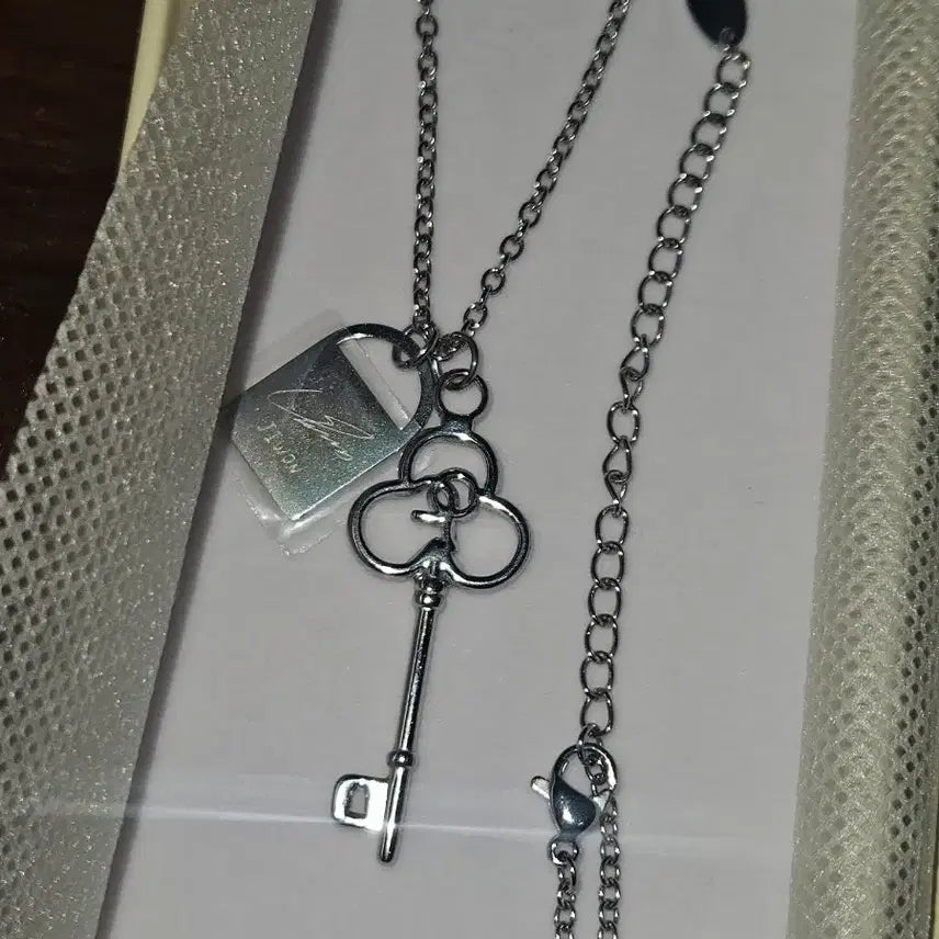 [BUNJANG] fromis_9 Jiwon Necklace Photocard Set / 프로미스나인 박지원 목걸이 포카포함