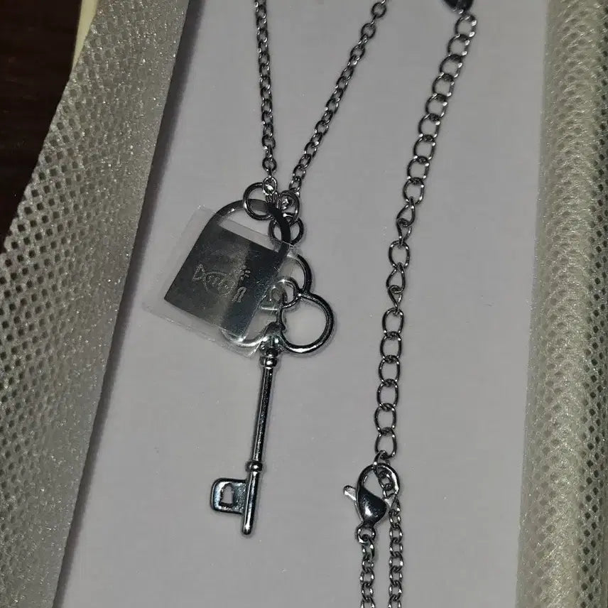 [BUNJANG] fromis_9 Jiwon Necklace Photocard Set / 프로미스나인 박지원 목걸이 포카포함