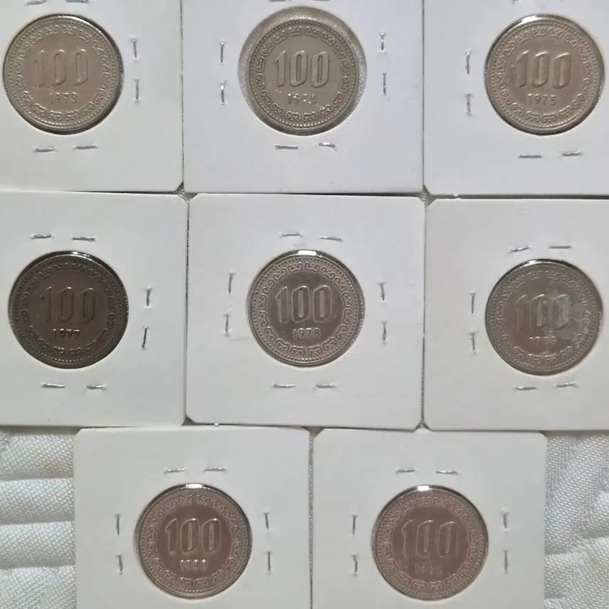 [BUNJANG] Bank of Korea 100 Won Coin Bundle Set (1973-1982) / 한국은행 100원 주화 (1973~1982) 8점 일괄 판매.