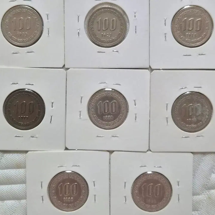 [BUNJANG] Bank of Korea 100 Won Coin Bundle Set (1973-1982) / 한국은행 100원 주화 (1973~1982) 8점 일괄 판매.