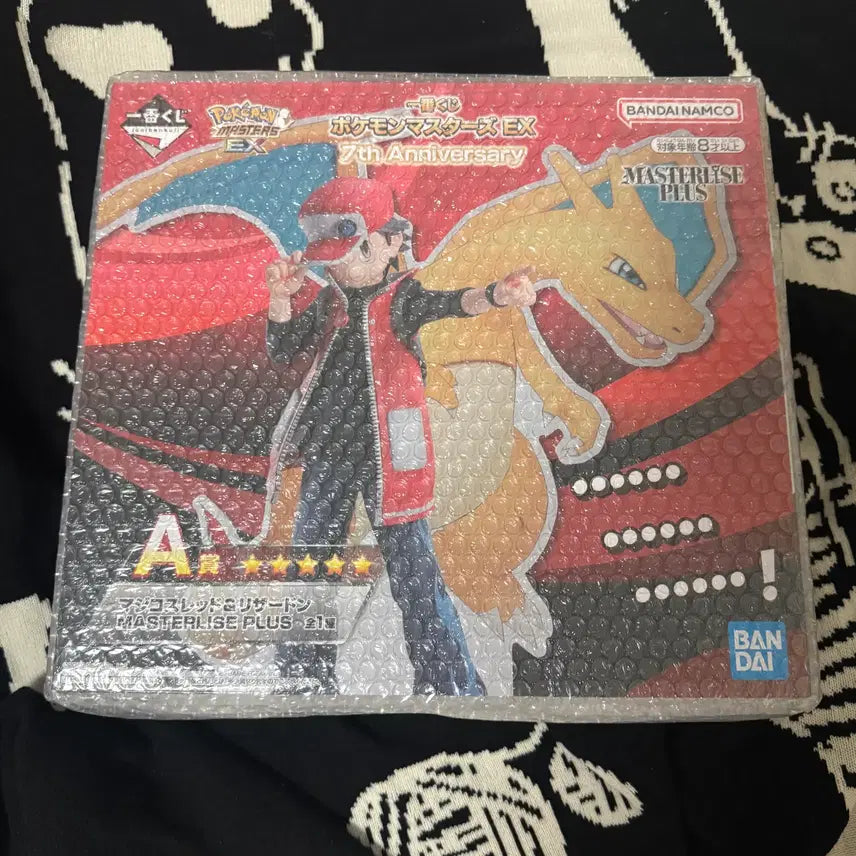 [BUNJANG] Pokemon Masters EX Kuji A Prize Red &amp; Charizard (Sealed) / 배송비포함) 미개봉 포켓몬마스터즈 쿠지 a상 레드 &amp; 리자몽