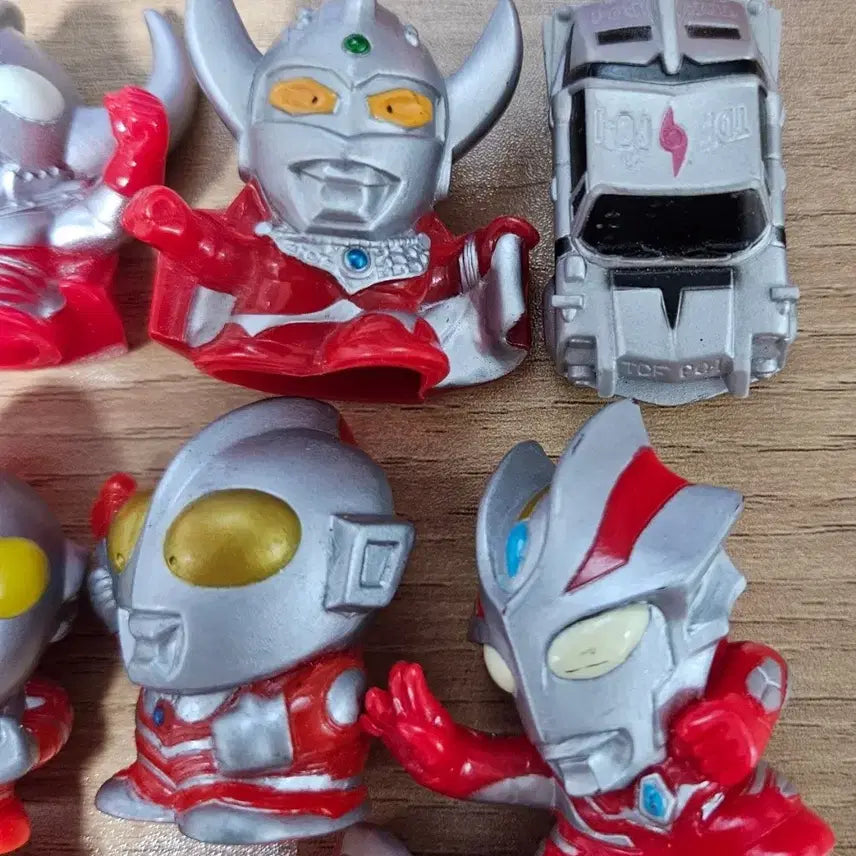 [BUNJANG] Ultraman Finger Puppet 12-Piece Set / 울트라맨 피규어 손가락인형 12종 세트