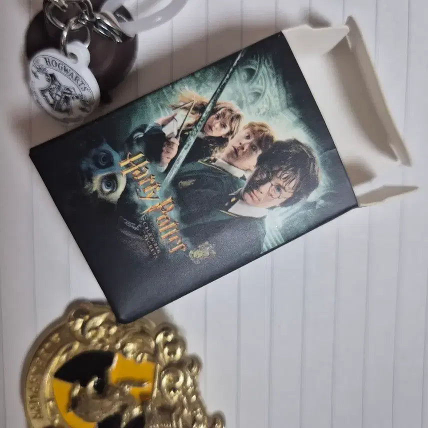 [BUNJANG] Harry Potter Hogwarts Hat Keychain &amp; Hufflepuff Badge Set / 해리포터 호그와트 모자 키링 &amp; 후플푸프 뱃지