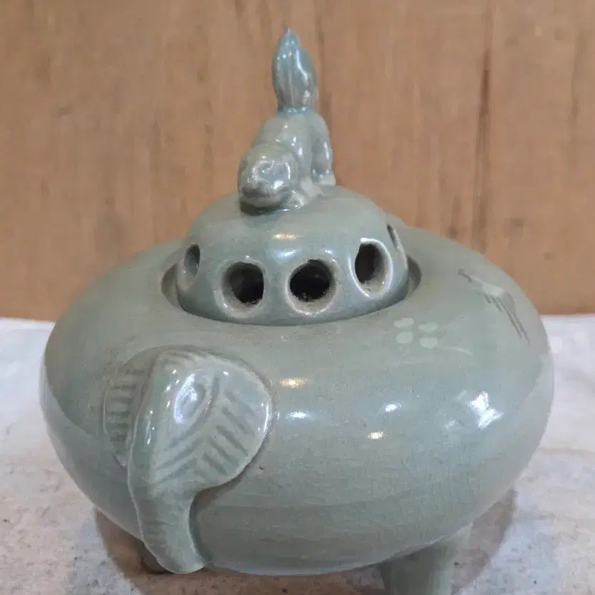 [BUNJANG] Inlaid Celadon Crane and Cloud Motif Ceramic Haejae Incense Burner / 상감청자 운학문 도자기 해태 향로