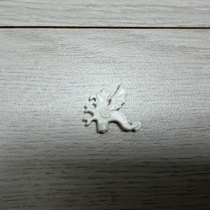 [BUNJANG] Old LEGO White Feather Dragon Knight Helmet (Damaged) / 올드레고 비룡기사 흰깃털 파손품
