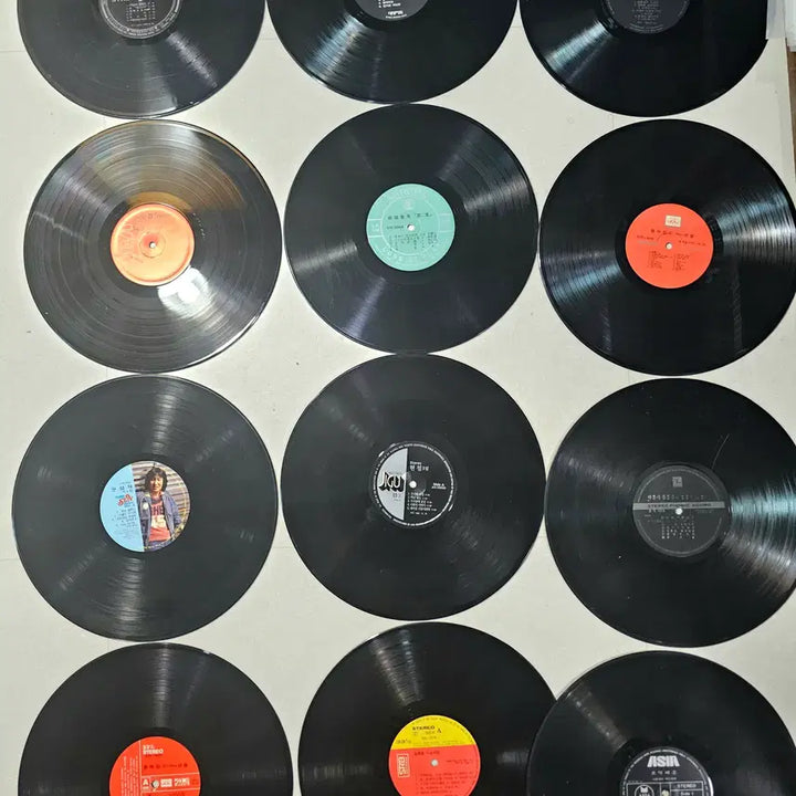 [BUNJANG] Korean &amp; Pop LP Records Bundle - 70 Discs (No Sleeves) / LP 알판만 70장 일괄 판매