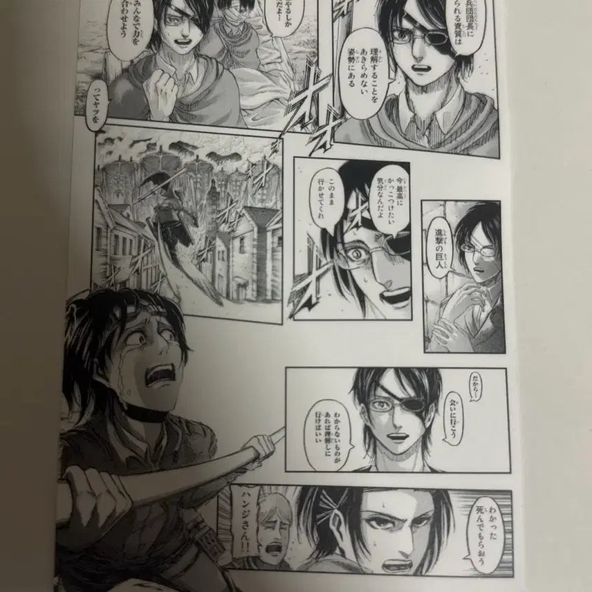 [BUNJANG] Attack on Titan Colossal Titan Can Badge &amp; Hanji Postcard Set / 진격의거인 초대형거인 캔뱃지 &amp; 한지 엽서