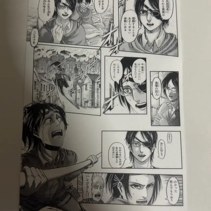 [BUNJANG] Attack on Titan Colossal Titan Can Badge &amp; Hanji Postcard Set / 진격의거인 초대형거인 캔뱃지 &amp; 한지 엽서