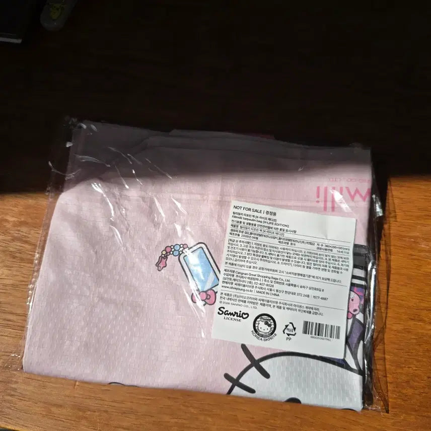 [BUNJANG] FillyMilly x Hello Kitty Taplin Bag &amp; Hair Clip Set / 올리브영 필리밀리 헬로키티 타포린백 &amp; 헤어집게