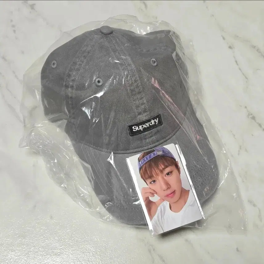 [BUNJANG] Park Ji Hoon Superdry Collaboration Edition Grey Ball Cap Photocard / 미개봉) 박지훈 슈퍼드라이 콜라보 에디션 그레이 회색 볼캡 모자 포카 포토카드 양도 판매