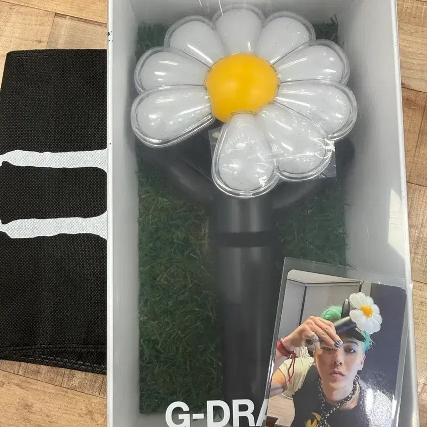 [BUNJANG] G-Dragon Daisy Bonglight + Photocard (Sealed) Set / 지드래곤 응원봉 + 포토카드 미개봉 새제품