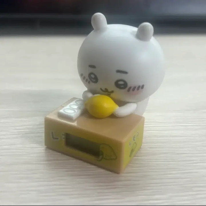 [BUNJANG] Chiikawa Cardboard Box Clock Gacha / 치이카와 골판지 상자 시계 가챠