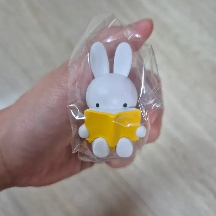 [BUNJANG] Miffy Reading Mini Figure - Yellow / 책 읽는 미피 미니 피규어 노랑