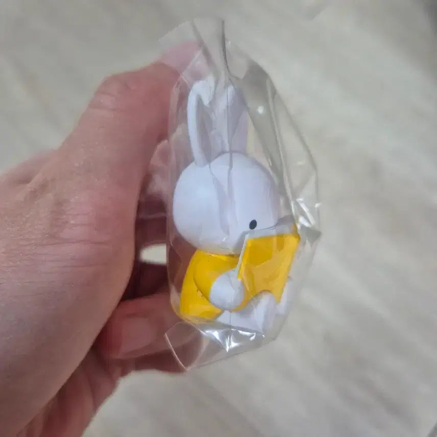 [BUNJANG] Miffy Reading Mini Figure - Yellow / 책 읽는 미피 미니 피규어 노랑