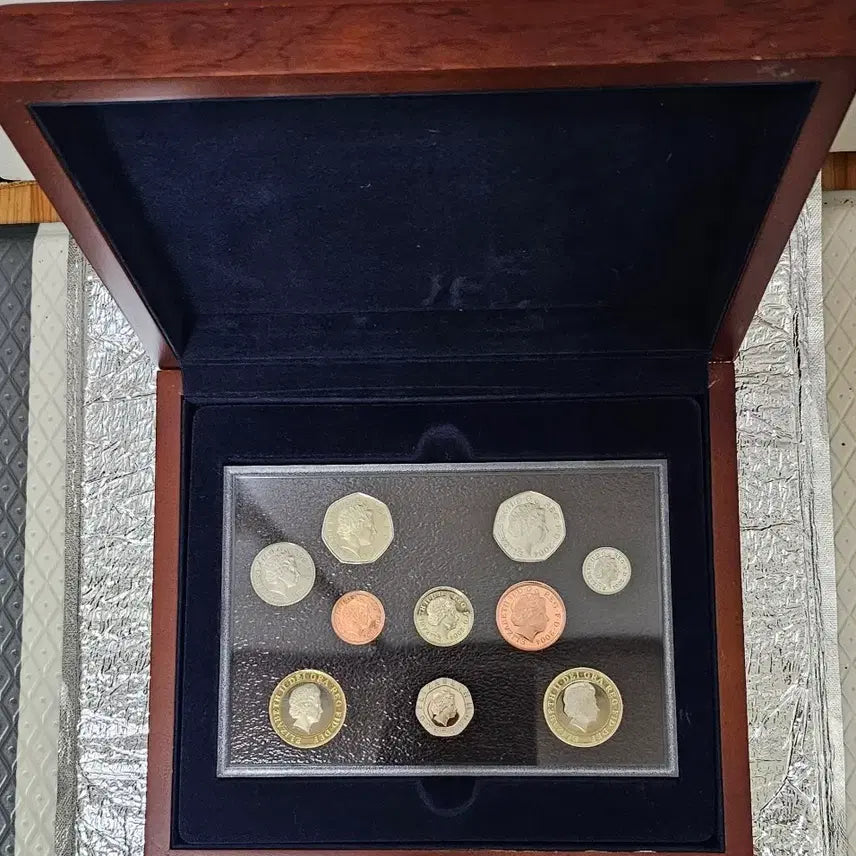 [BUNJANG] United Kingdom Commemorative Coin Set with Case / 영국 기념 주화 세트 케이스 포함