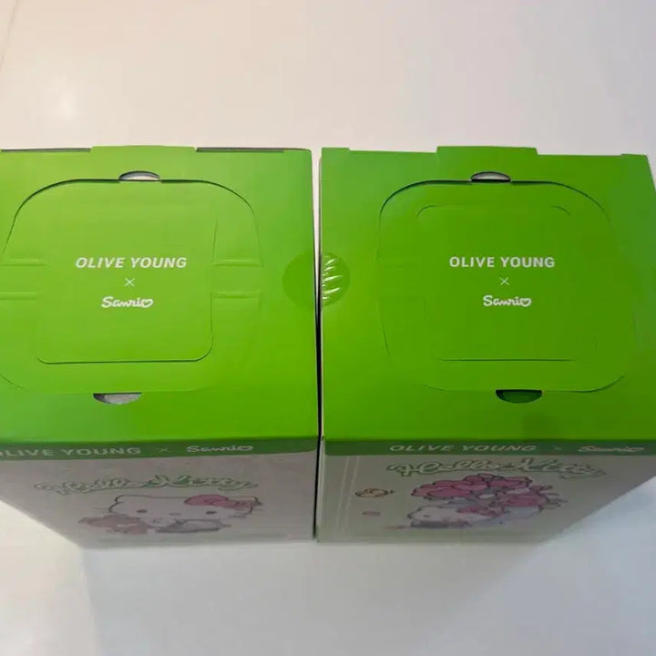 [BUNJANG] Sanrio Hello Kitty Hanbok &amp; School Uniform Container Set (2 Types, Sealed) / 올리브영 산리오 헬로키티 키티 컨테이너 한복 교복 2종 미개봉 일괄
