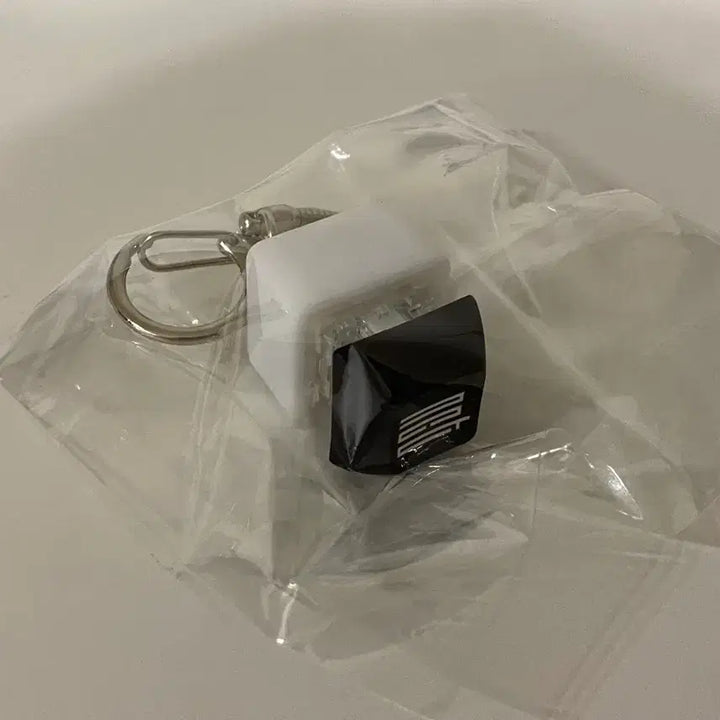 [BUNJANG] NCT 10th Anniversary Lotte World Tower Event Keycap (Sealed) / NCT 엔시티 10주년 굿즈 롯데월드몰 석촌호수 이벤트 키캡 미개봉 새상품