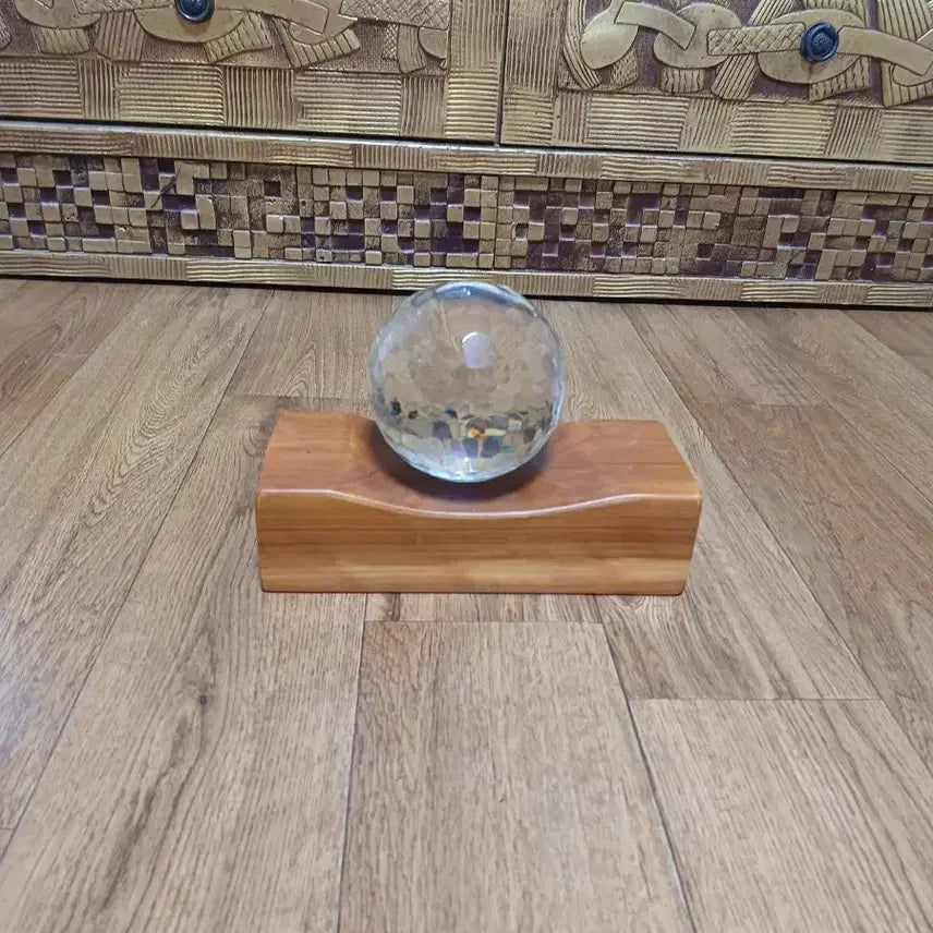 [BUNJANG] Crystal Object Diameter 10cm with Wooden Stand / 지름10센치 수정재질