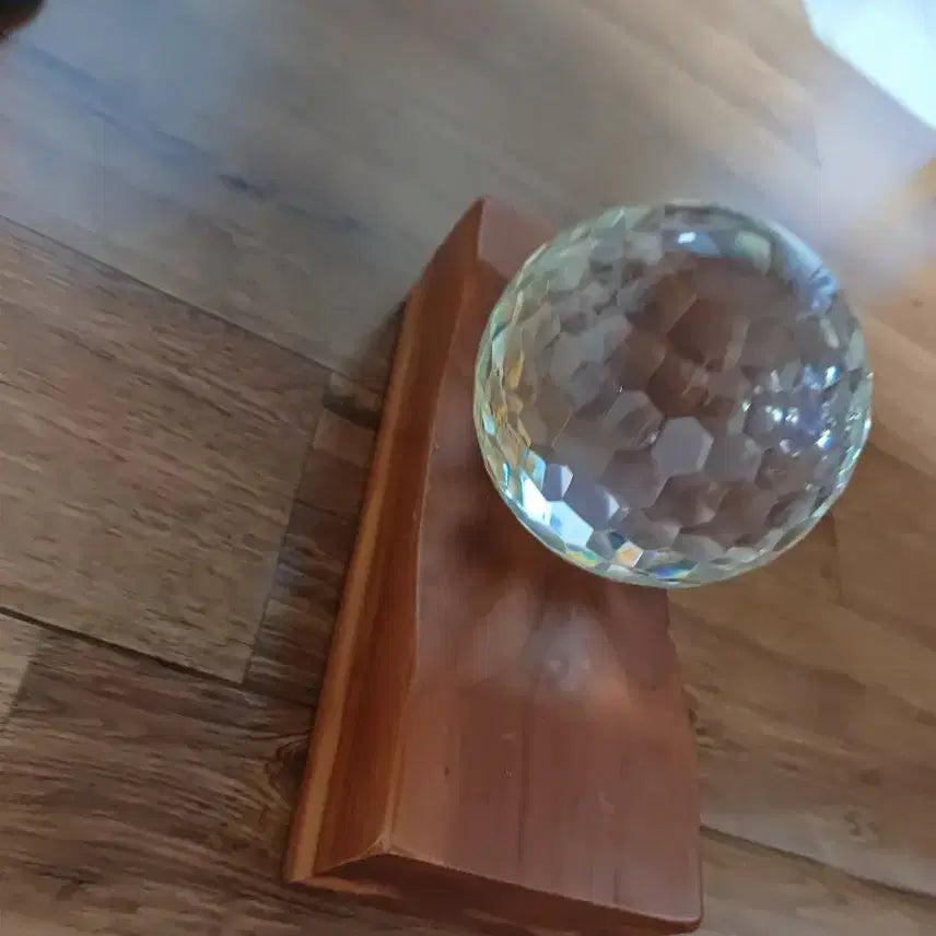 [BUNJANG] Crystal Object Diameter 10cm with Wooden Stand / 지름10센치 수정재질