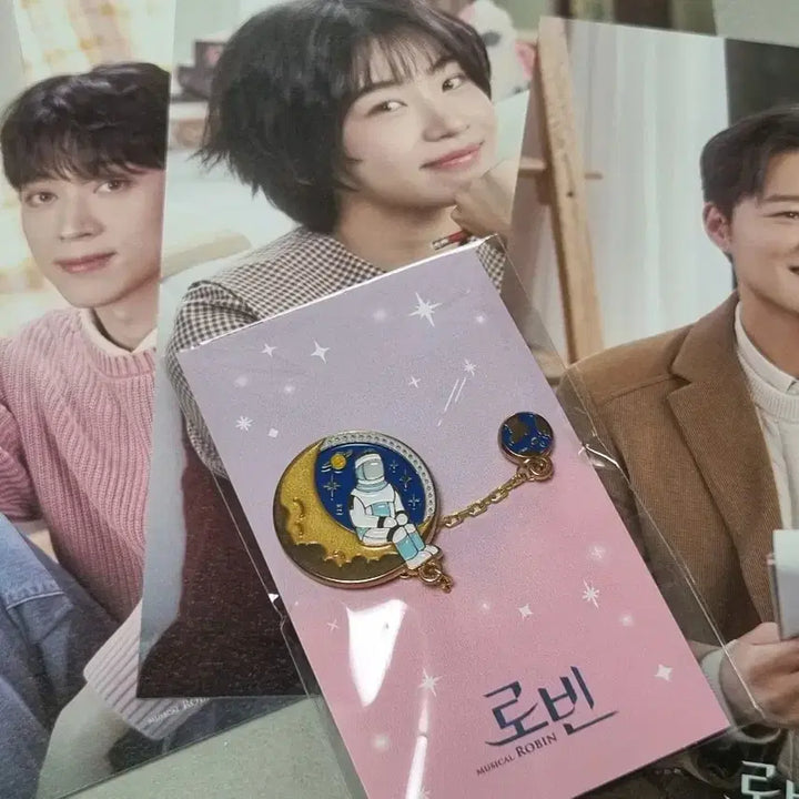 [BUNJANG] Musical Robin "Smiling Goodbye" Chain Badge / 뮤지컬 로빈 웃으며 안녕 체인 뱃지