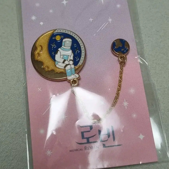 [BUNJANG] Musical Robin "Smiling Goodbye" Chain Badge / 뮤지컬 로빈 웃으며 안녕 체인 뱃지