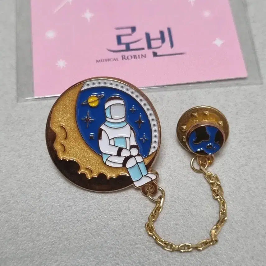 [BUNJANG] Musical Robin "Smiling Goodbye" Chain Badge / 뮤지컬 로빈 웃으며 안녕 체인 뱃지