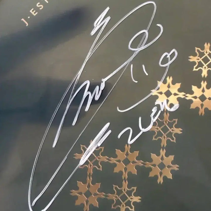 [BUNJANG] IU Autographed Fan / 아이유 친필 사인 부채